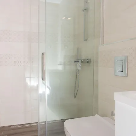 佩拉格罗别墅公寓 *